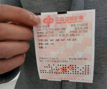 谈到个人，这位前那不勒斯队长评价了那不勒斯两名主力前锋的表现，并给俱乐部提出了一些建议：“我之前不认识克瓦拉茨赫利亚，但去年看到他的表现时，我可以说他是那不勒斯不可或缺的一员，因为他做了一些非凡的事情。